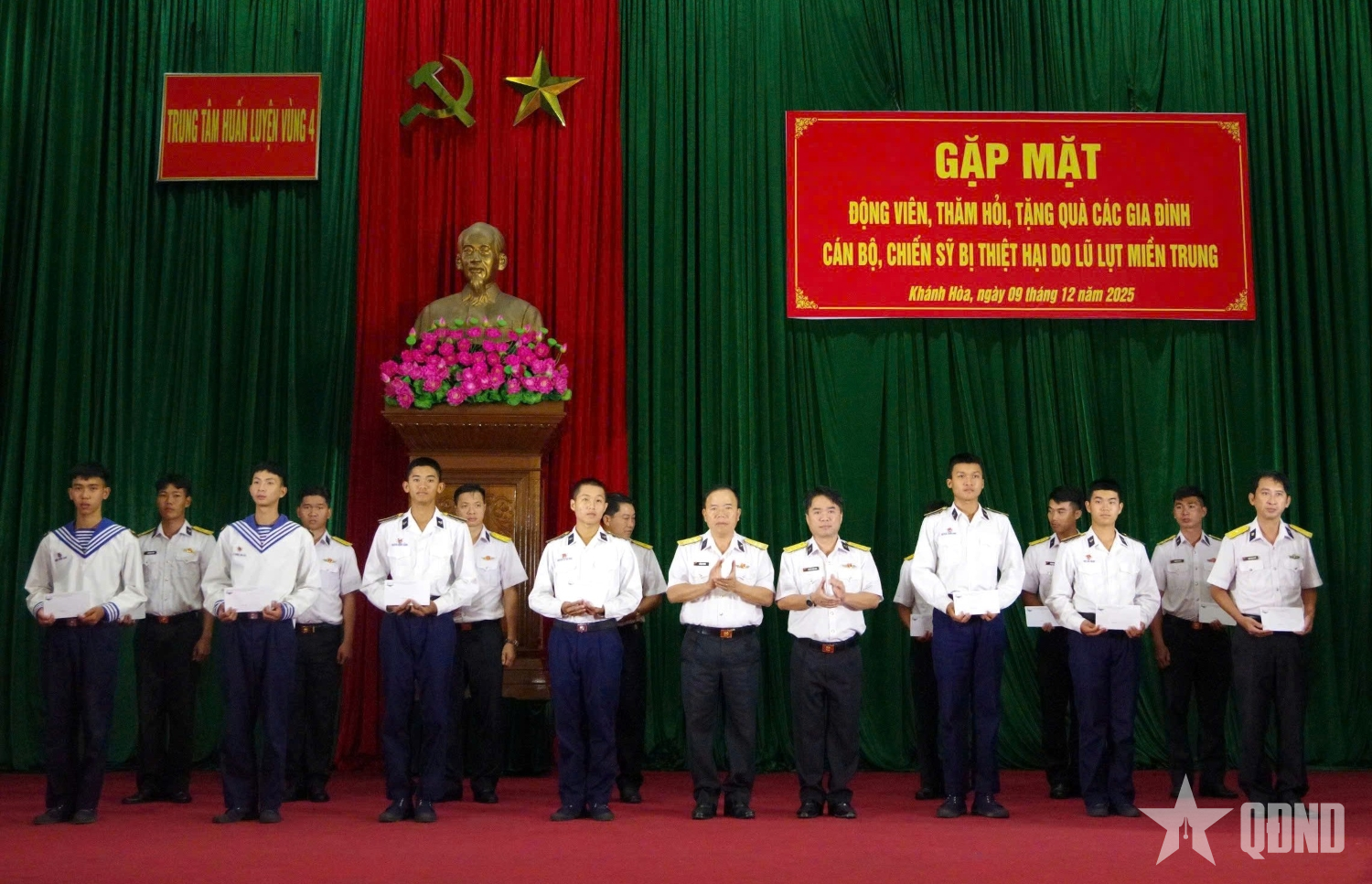 Trung tâm Huấn luyện Vùng 4 Hải quân gặp mặt cán bộ, chiến sĩ có gia đình bị thiệt hại do lũ lụt